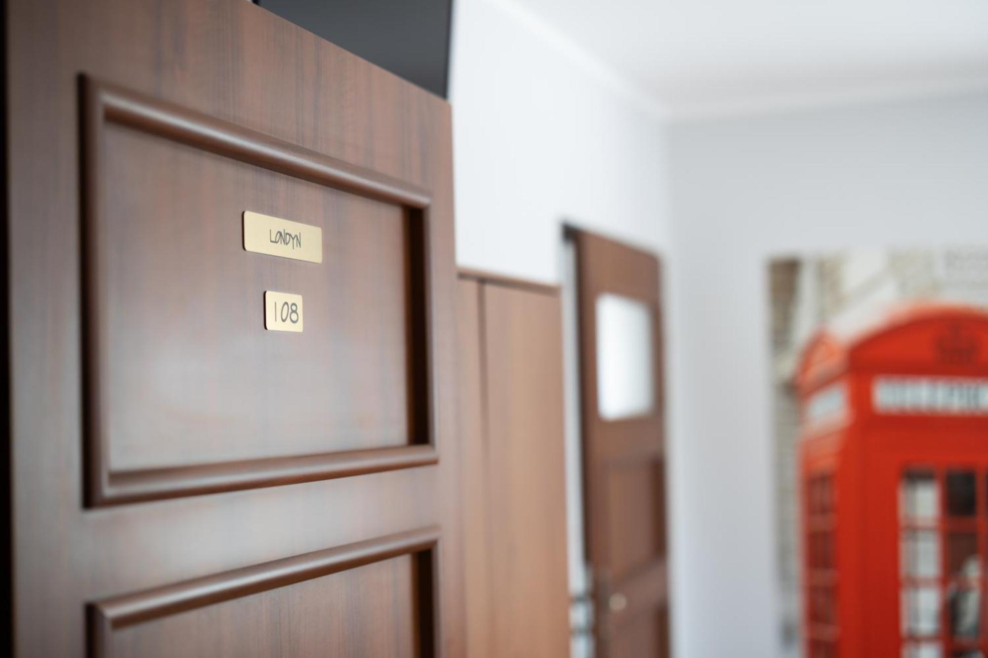 Leo Hostel Познань Екстер'єр фото
